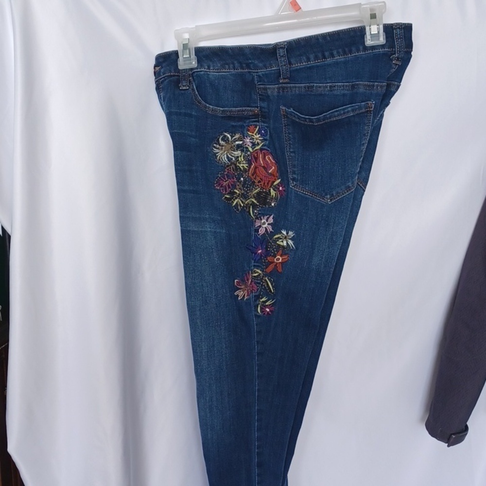 Stitch Star Jean embroidered flowers on both legs size 6, stretchy